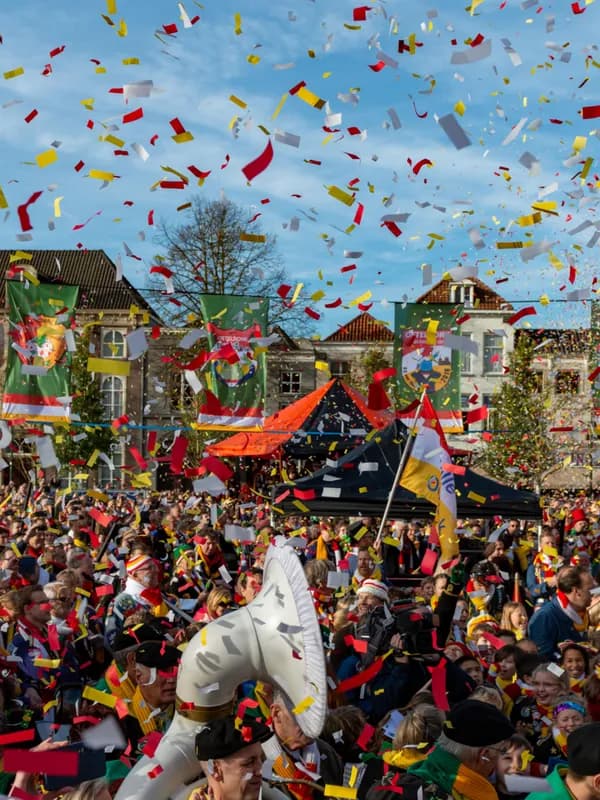 De Grote Optocht trekt door de straten van Oeteldonk met praalwagens en confetti