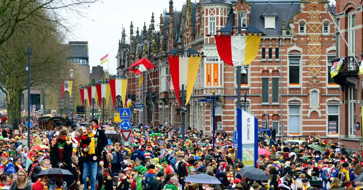 Carnaval in Oeteldonk - feestende menigte in de straten van Den Bosch